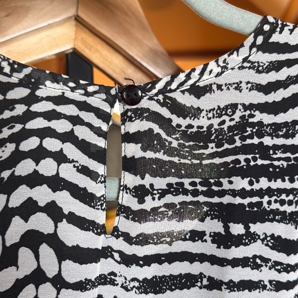 Japna Black & White Patterned Sleeveless Top Size Small - Picture 6 of 6